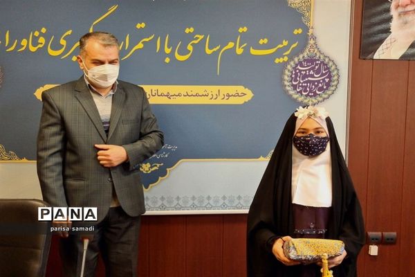 تقدیر از دانش‌آموزان  منتخب منطقه ۱۳ در تولید محتوای دهه بصیرت