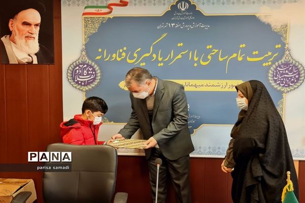 تقدیر از دانش‌آموزان  منتخب منطقه ۱۳ در تولید محتوای دهه بصیرت