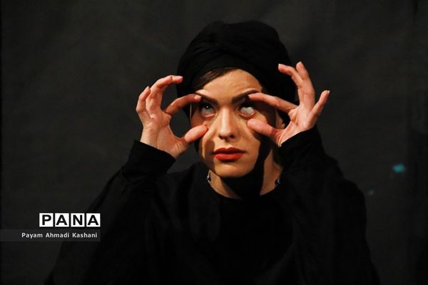 اجرای نمایش اسپانیایی «از تپش افتاده»