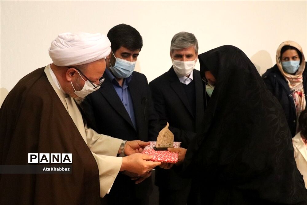 اولین جشنواره 18به همراه تجلیل از مادران شهدا و مدافعان سلامت
