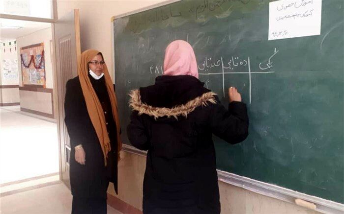 روایت معلمی که علی‌رغم بیماری، فرشته‌وار دور دانش‌آموزان با نیازهای ویژه‌اش می‌چرخد