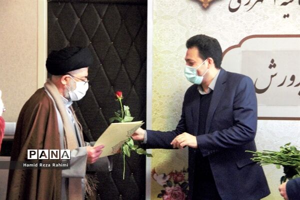 تجلیل از کادرآموزش و پرورش ناحیه یک ری  به مناسبت هفته شورا