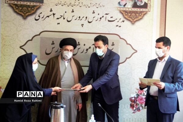 تجلیل از کادرآموزش و پرورش ناحیه یک ری  به مناسبت هفته شورا
