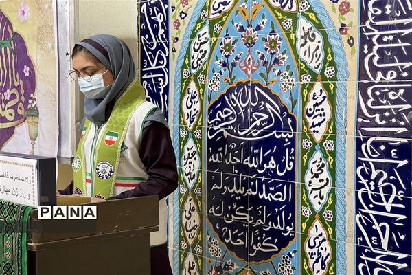 حدیث خوانی دانش‌آموزان پیشتاز دبیرستان وحدت