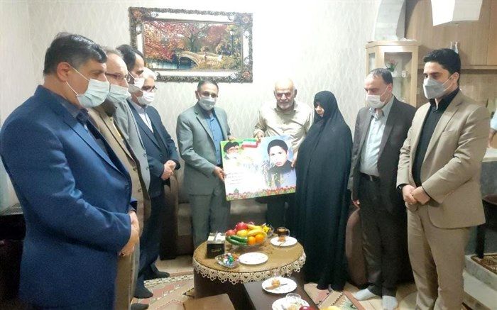 دیدار نماینده پارلمانی وزیر آموزش و پرورش با خانواده دانش‌آموز شهید  فرشاد فتحی نیا