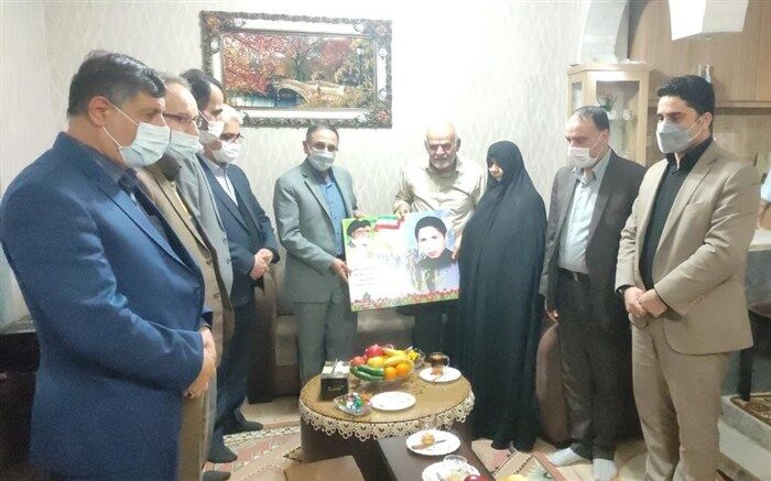دیدار نماینده پارلمانی وزیر آموزش و پرورش با خانواده دانش‌آموز شهید  فرشاد فتحی نیا