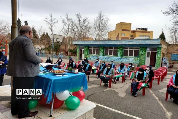 مراسم نواختن زنگ انقلاب در دبیرستان نمونه دولتی مطهره منطقه ۱۴