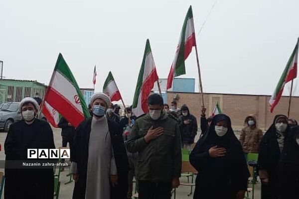 نواخته شدن زنگ انقلاب در مدرسه امام حسین(ع) روستای مهرآباد رودهن