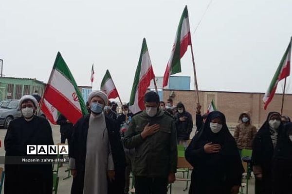 نواخته شدن زنگ انقلاب در مدرسه امام حسین(ع) روستای مهرآباد رودهن