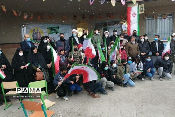 نواخته شدن زنگ انقلاب در مدرسه امام حسین(ع) روستای مهرآباد رودهن