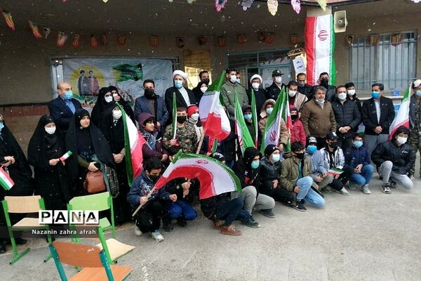 نواخته شدن زنگ انقلاب در مدرسه امام حسین(ع) روستای مهرآباد رودهن