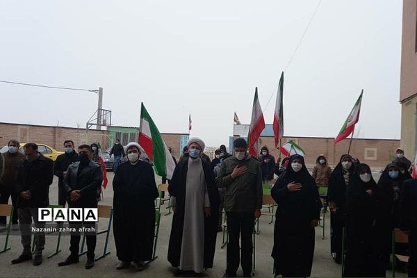 نواخته شدن زنگ انقلاب در مدرسه امام حسین(ع) روستای مهرآباد رودهن