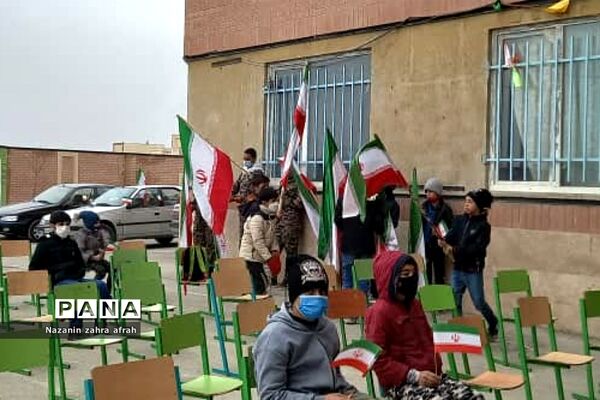 نواخته شدن زنگ انقلاب در مدرسه امام حسین(ع) روستای مهرآباد رودهن