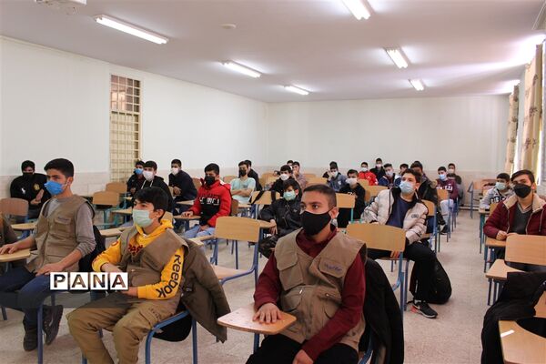 آموزش خبرنگاری دانش‌آموزان پسر زنجان
