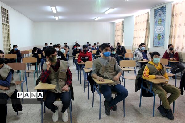 آموزش خبرنگاری دانش‌آموزان پسر زنجان