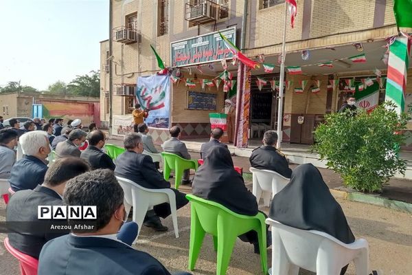 نواختن زنگ انقلاب اسلامی در مدرسه فرهیختگان شهر بندرامام خمینی(ره)