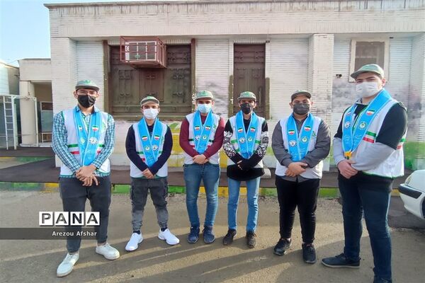 نواختن زنگ انقلاب اسلامی در مدرسه فرهیختگان شهر بندرامام خمینی(ره)