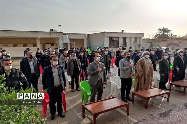 نواختن زنگ انقلاب اسلامی در مدرسه فرهیختگان شهر بندرامام خمینی(ره)