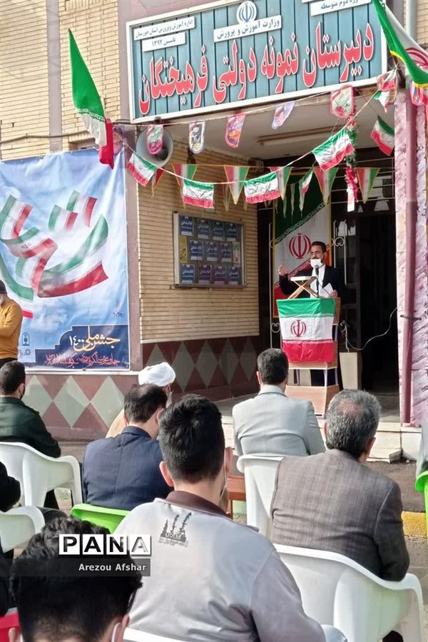 نواختن زنگ انقلاب اسلامی در مدرسه فرهیختگان شهر بندرامام خمینی(ره)