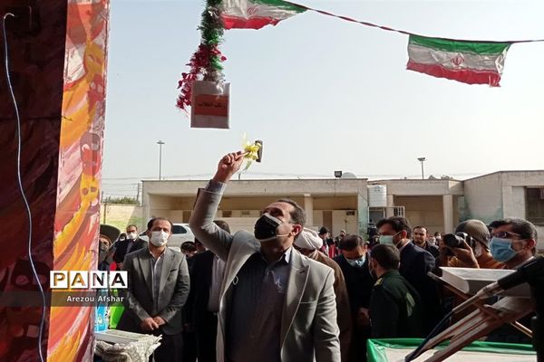 نواختن زنگ انقلاب اسلامی در مدرسه فرهیختگان شهر بندرامام خمینی(ره)