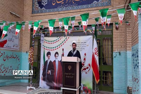 شور و شوق دانش‌آموزان بهارستانی در گرامیداشت آغاز دهه مبارک فجر