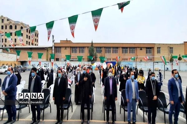 شور و شوق دانش‌آموزان بهارستانی در گرامیداشت آغاز دهه مبارک فجر
