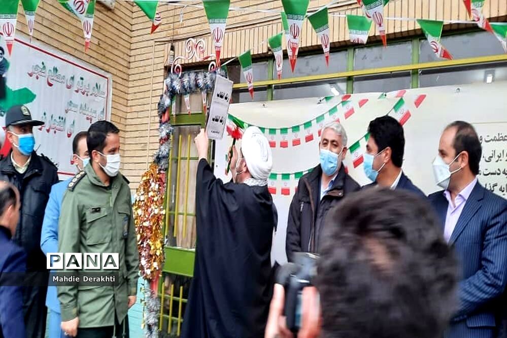 شور و شوق دانش‌آموزان بهارستانی در گرامیداشت آغاز دهه مبارک فجر