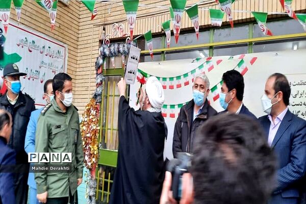 شور و شوق دانش‌آموزان بهارستانی در گرامیداشت آغاز دهه مبارک فجر