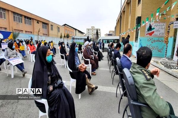 شور و شوق دانش‌آموزان بهارستانی در گرامیداشت آغاز دهه مبارک فجر