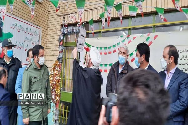 شور و شوق دانش‌آموزان بهارستانی در گرامیداشت آغاز دهه مبارک فجر