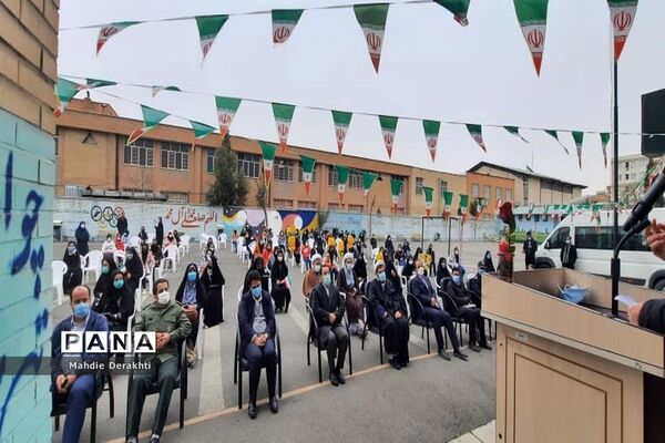 شور و شوق دانش‌آموزان بهارستانی در گرامیداشت آغاز دهه مبارک فجر