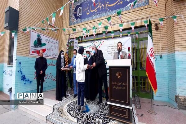 شور و شوق دانش‌آموزان بهارستانی در گرامیداشت آغاز دهه مبارک فجر