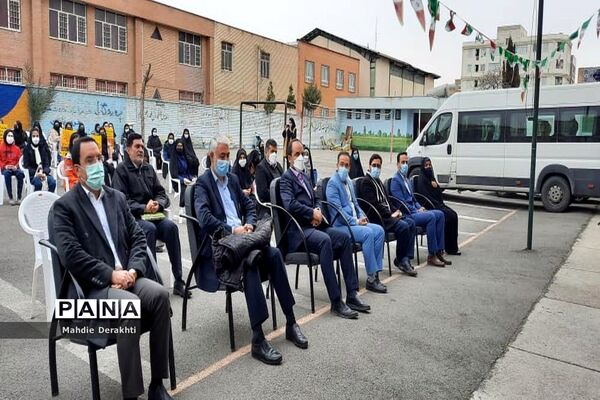 شور و شوق دانش‌آموزان بهارستانی در گرامیداشت آغاز دهه مبارک فجر