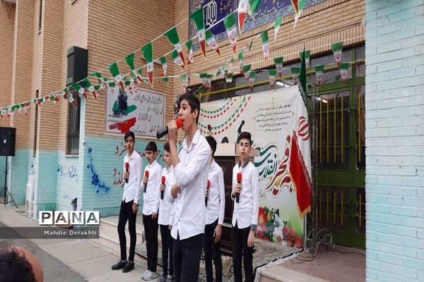 شور و شوق دانش‌آموزان بهارستانی در گرامیداشت آغاز دهه مبارک فجر