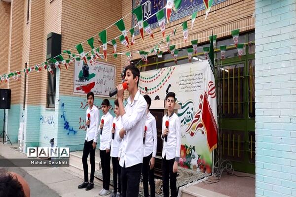 شور و شوق دانش‌آموزان بهارستانی در گرامیداشت آغاز دهه مبارک فجر