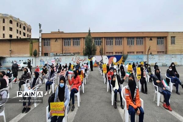 شور و شوق دانش‌آموزان بهارستانی در گرامیداشت آغاز دهه مبارک فجر