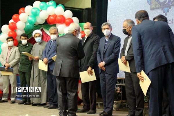 طنین زنگ انقلاب همزمان با سراسر کشور در مدارس فارس