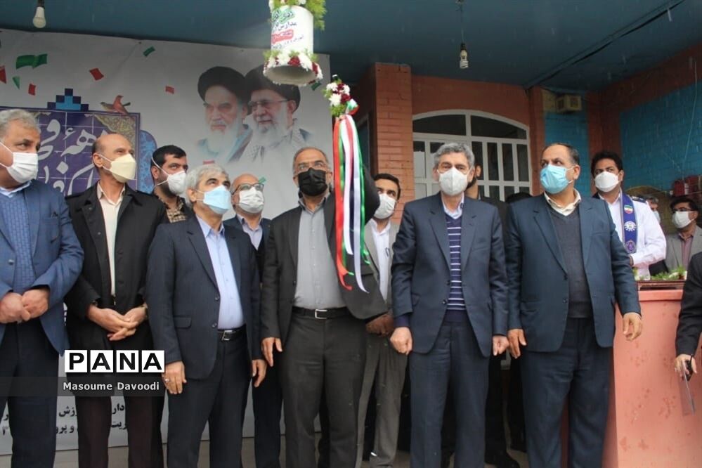 طنین زنگ انقلاب همزمان با سراسر کشور در مدارس فارس