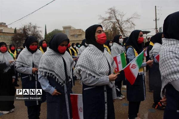 طنین زنگ انقلاب همزمان با سراسر کشور در مدارس فارس