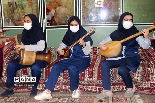 طنین زنگ انقلاب همزمان با سراسر کشور در مدارس فارس