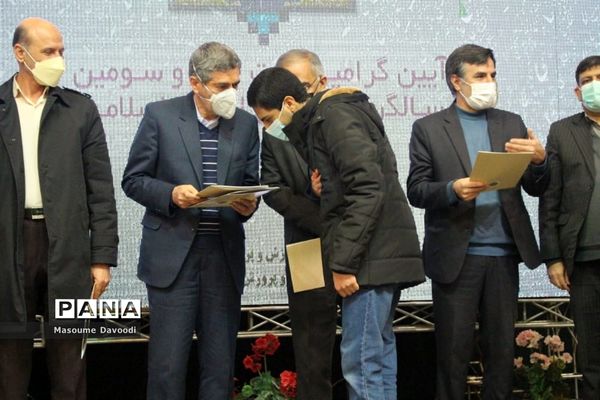 طنین زنگ انقلاب همزمان با سراسر کشور در مدارس فارس