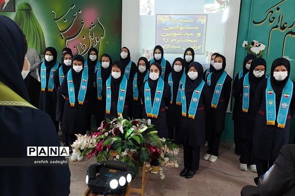 نواختن زنگ انقلاب در مدرسه مریم عذرا دماوند