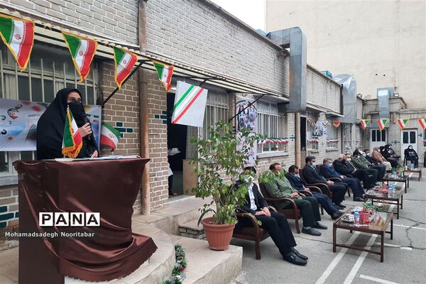 نواختن گلبانگ‌انقلاب اسلامی در دبیرستان آزادگان منطقه ۱۵