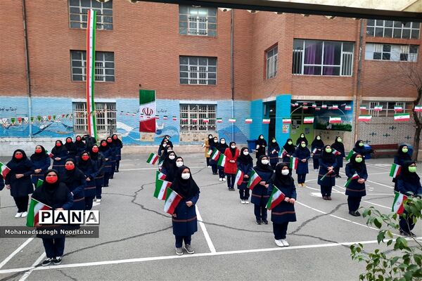 نواختن گلبانگ‌انقلاب اسلامی در دبیرستان آزادگان منطقه ۱۵