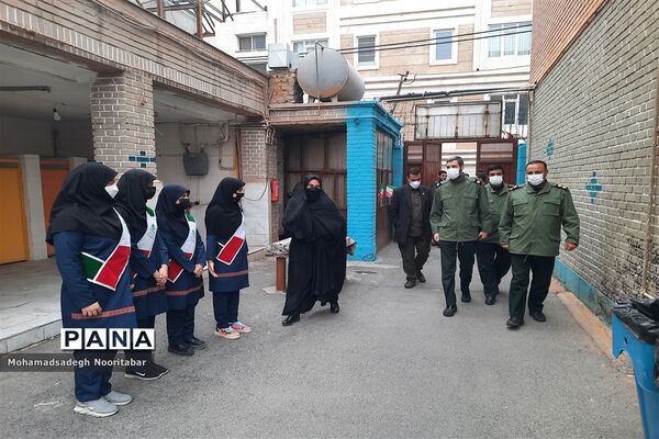 نواختن گلبانگ‌انقلاب اسلامی در دبیرستان آزادگان منطقه ۱۵