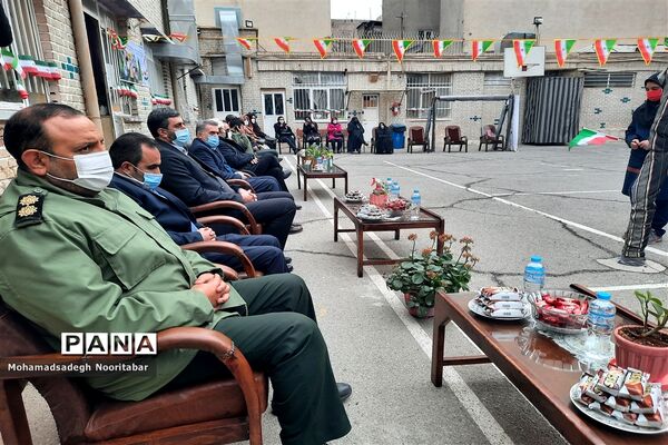 نواختن گلبانگ‌انقلاب اسلامی در دبیرستان آزادگان منطقه ۱۵