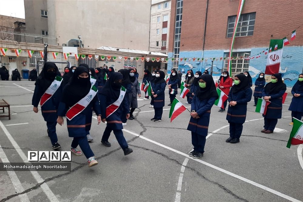 نواختن گلبانگ‌انقلاب اسلامی در دبیرستان آزادگان منطقه ۱۵