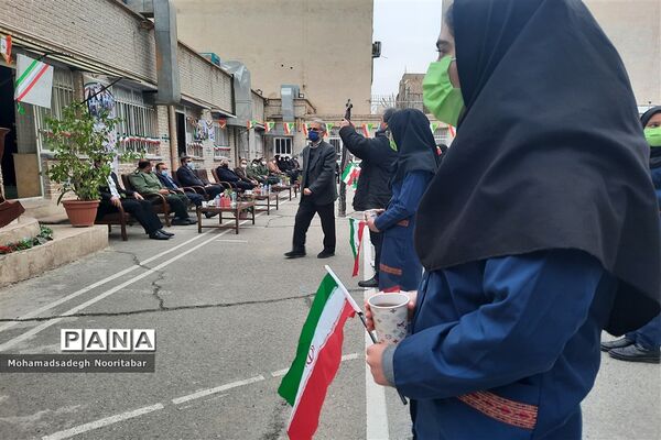 نواختن گلبانگ‌انقلاب اسلامی در دبیرستان آزادگان منطقه ۱۵