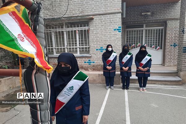 نواختن گلبانگ‌انقلاب اسلامی در دبیرستان آزادگان منطقه ۱۵