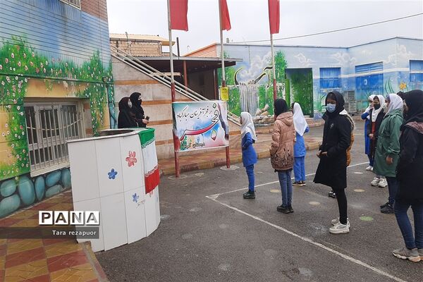 بزرگداشت دهه فجر در دبستان کوثر جوادآباد
